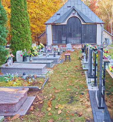 Parafialny cmentarz jesienią Parafialny cmentarz jesienią