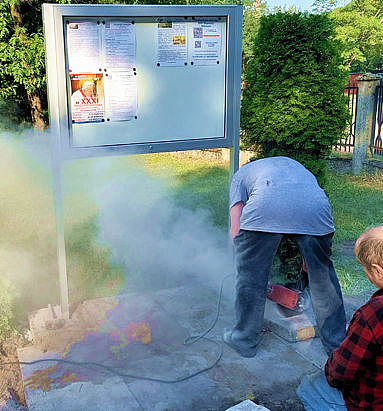 Chodnik przed gablotką Chodnik przed gablotką